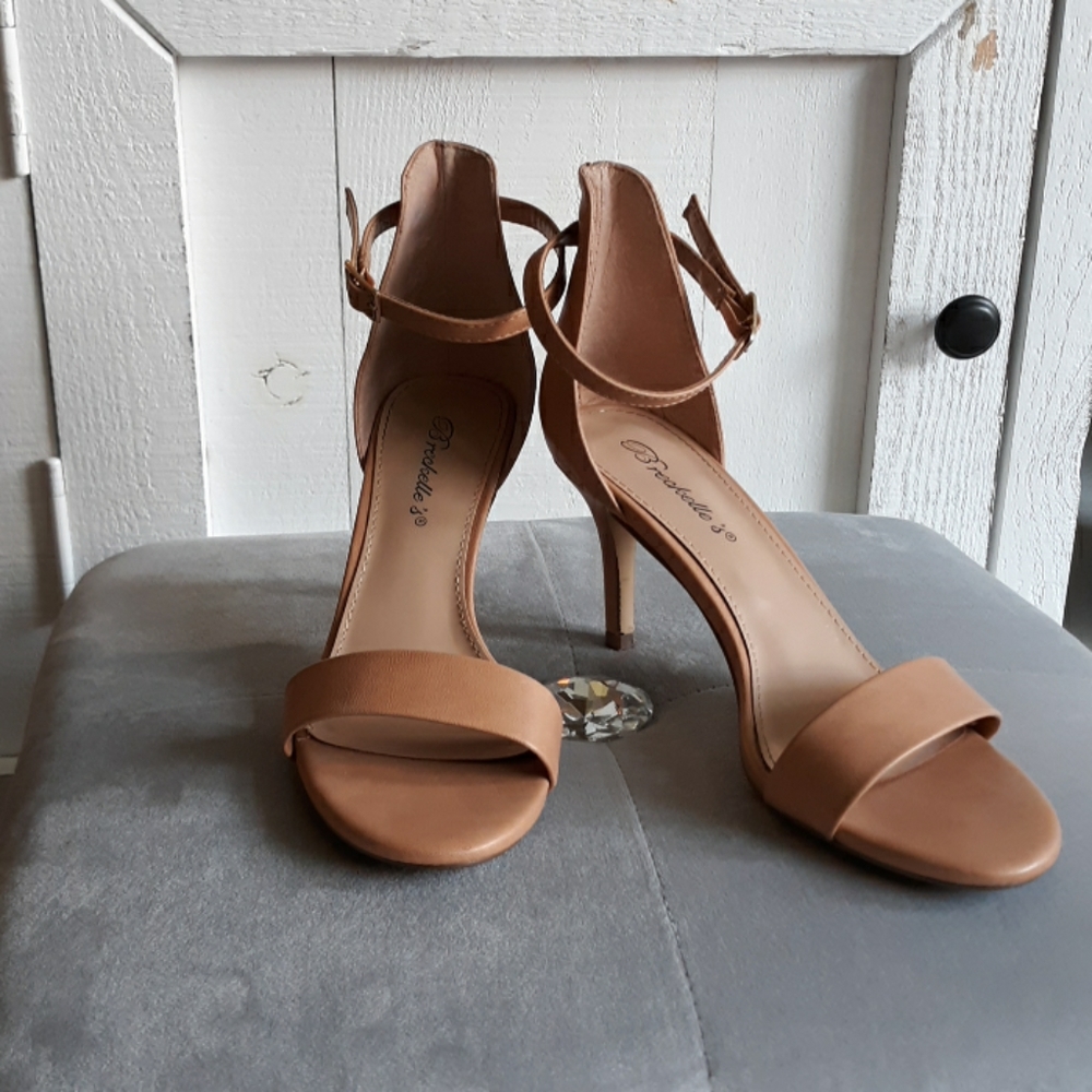 Nude breckelles heels🎉🎉ON SALE!!!🎉🎉